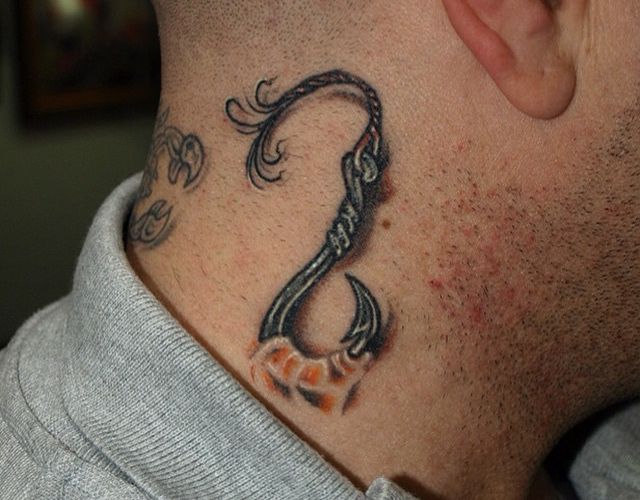 Gancho de tatuagem ao redor do pescoço 