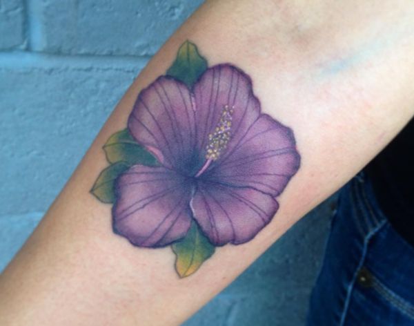 Hibiscus Purple design no antebraço 