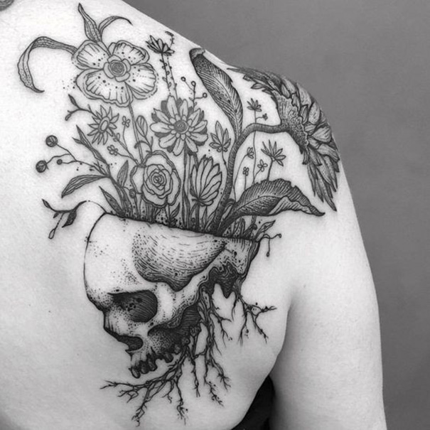 tatuagem gótica no ombro 
