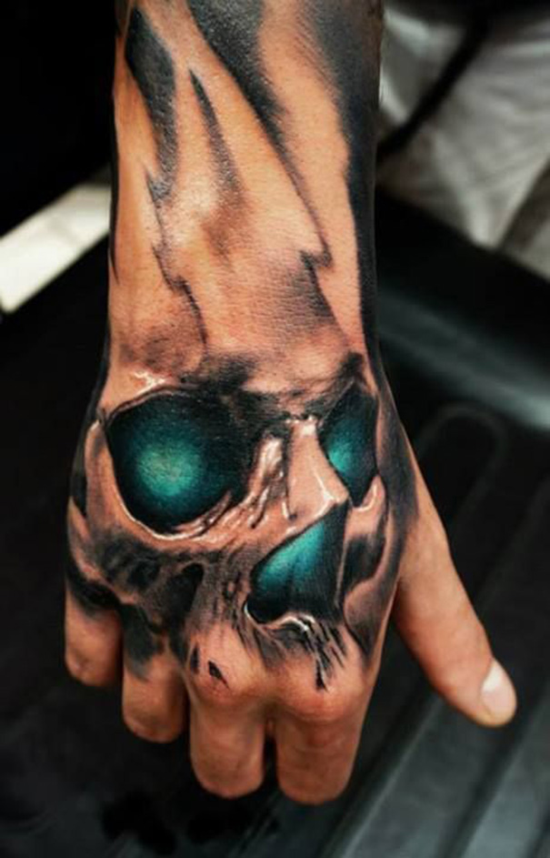 tatuagem de caveira louca na mão 