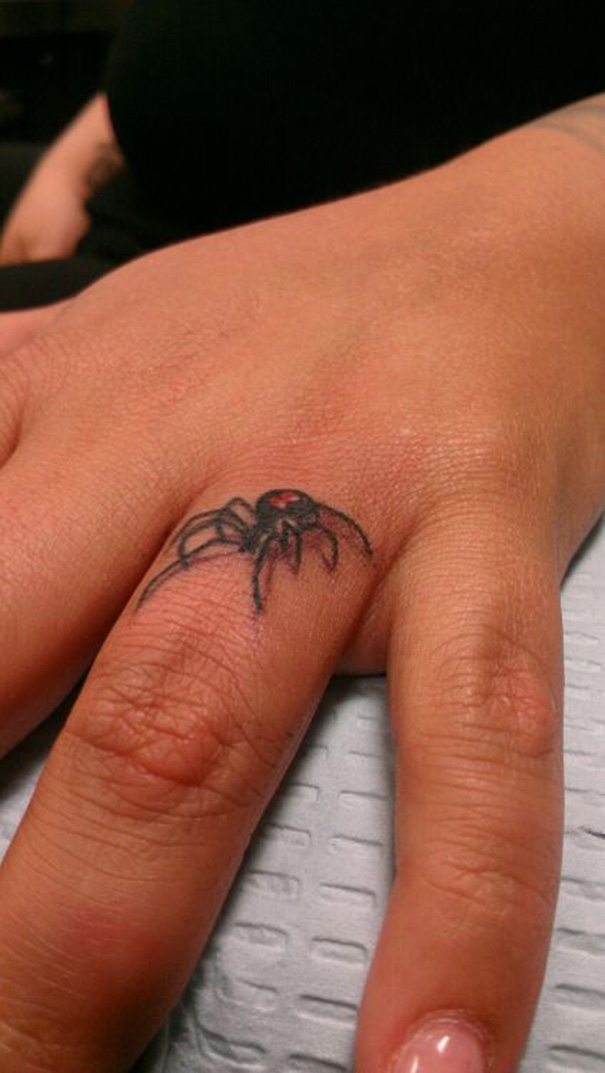 tatuagem de aranha no dedo 
