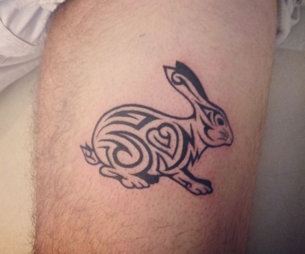 Tatuagem de coelho tribal na perna 