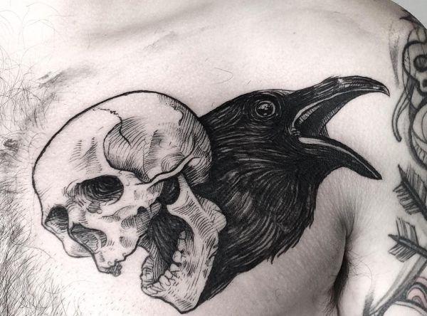 Tatuagem de corvo com caveira no peito dos homens 