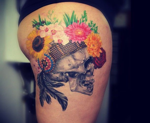 Crânio indiano com penas e tatuagem floral no quadril para mulheres 