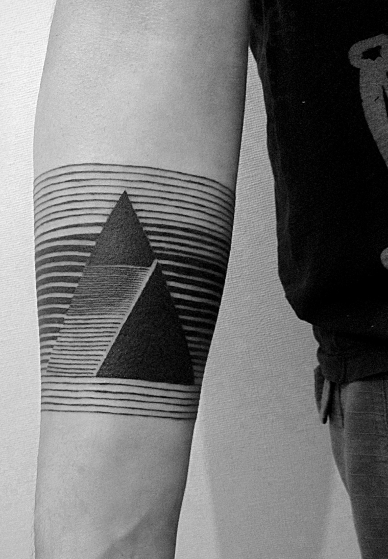 tatuagens-para-homens-design-geométrico-triângulo-linhas-preto 
