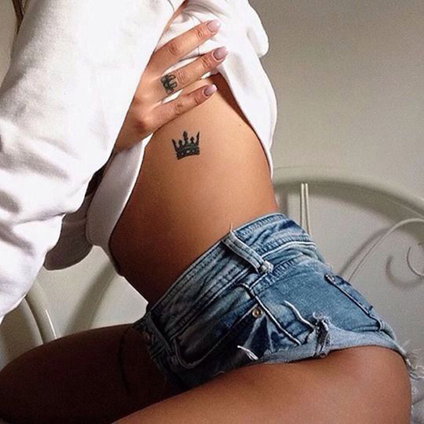 tatuagem de coroa na costela 