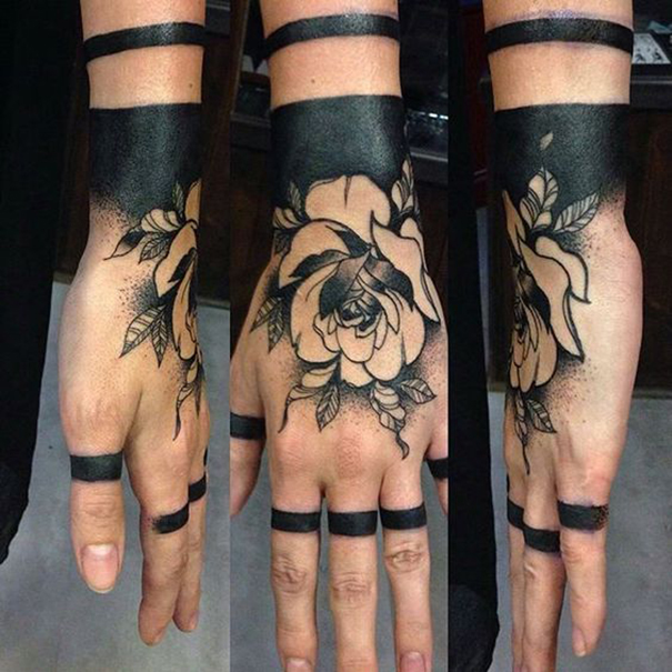 tatuagem de blackwork nos dedos 