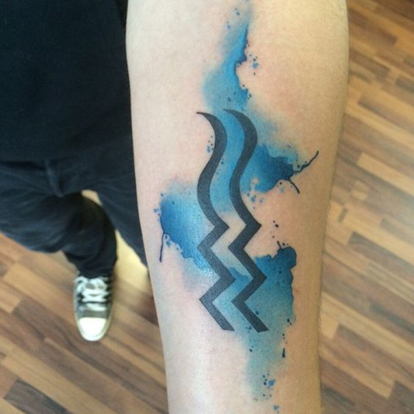 Tatuagem de zodíaco de aquário no braço 