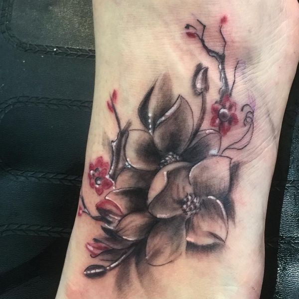 Tatuagem de pé de flores 