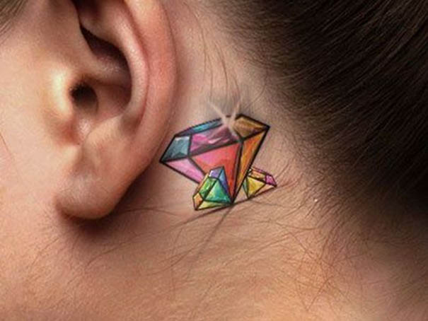 tatuagem de diamante atrás da orelha 