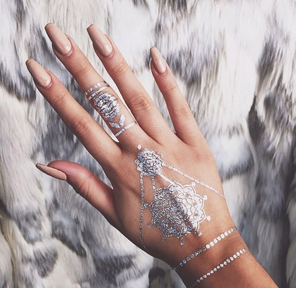 tatuagem temporária na mão 