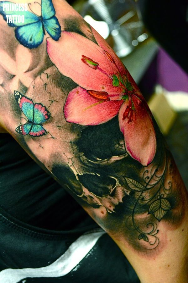 borboleta com tatuagem de flor 