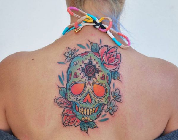 Design de tatuagem de caveira de açúcar colorido na parte de trás para as mulheres 