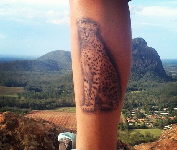 Chita de tatuagem na parte inferior da perna 