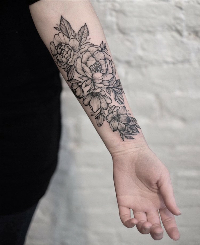 tatuagens de nome com flores de braço 