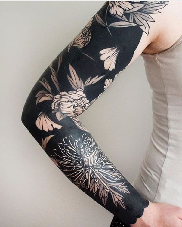 tatuagem de blackwork na moda no braço 