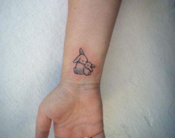 tatuagem de coelho bonito no pulso 