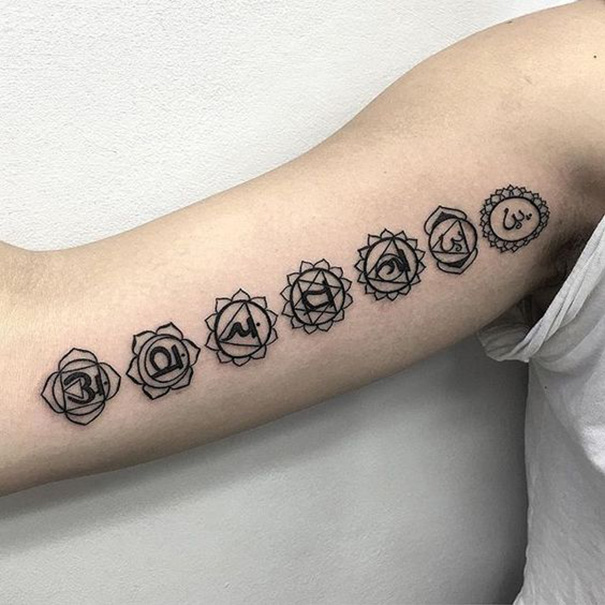 tatuagem de chakra original no braço 