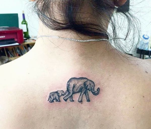 Projeto pequeno do tatuagem da família do elefante na parte traseira 