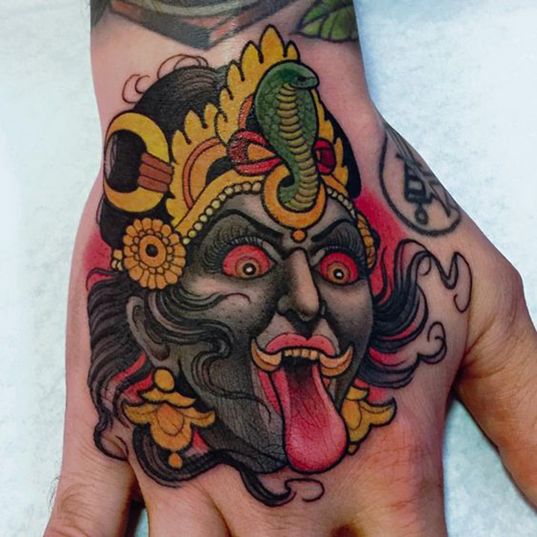 tatuagem hindu na mão 
