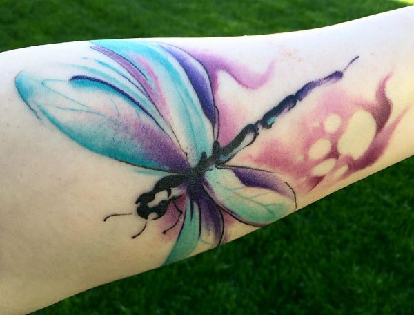 Tatuagem de aquarela libélula no antebraço 