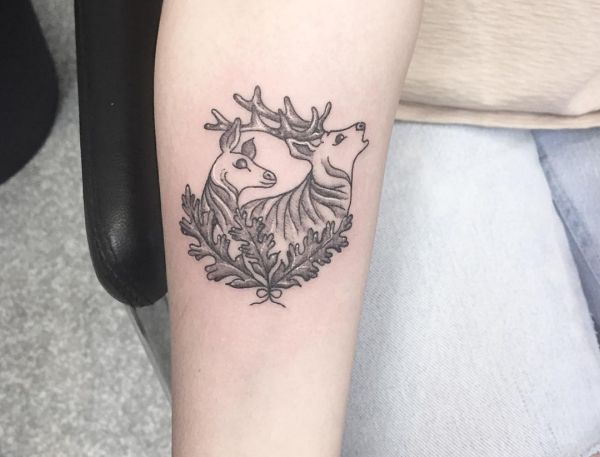 Desenho de tatuagem de veado pequeno no antebraço 
