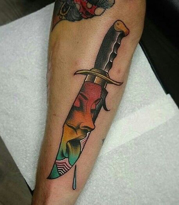 tatuagem de espada no braço 