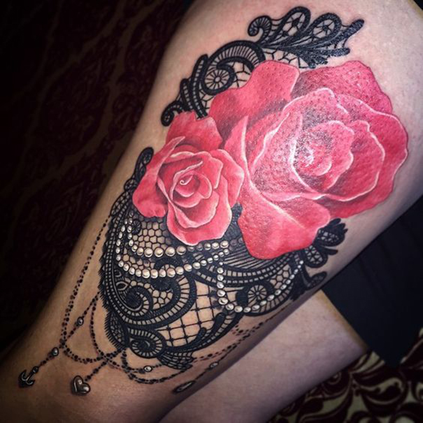 tatuagem de renda com rosas 