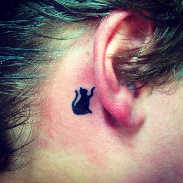 tatuagem de gato preto atrás da orelha 