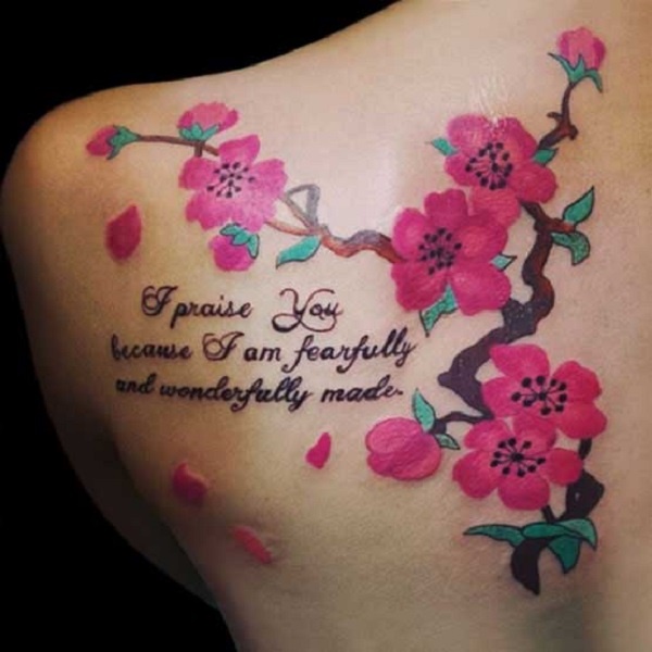 Melhores desenhos de tatuagem de flor de cerejeira com esta bela citação como se quisesse transmitir uma mensagem da experiência de vida de uma menina.  Este é um registro da experiência é para ser transmitido para as flores de cerejeira. 