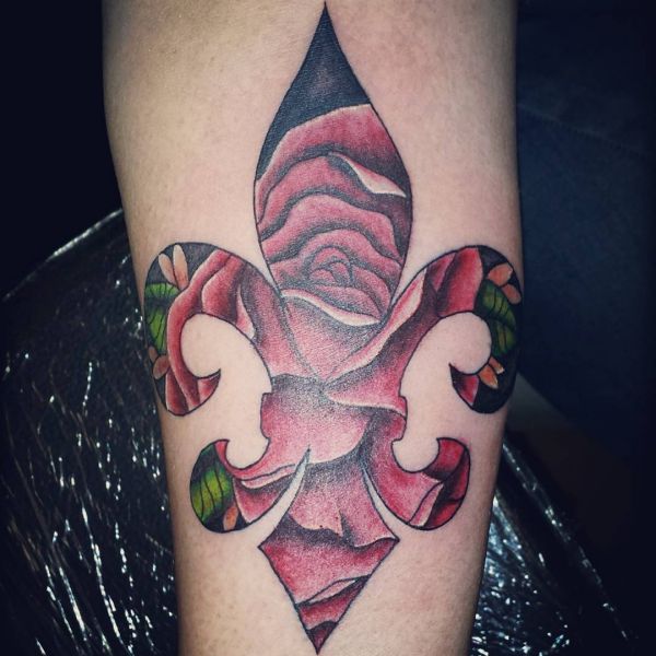 Flor de Lis abstrata com design de Rose no antebraço 