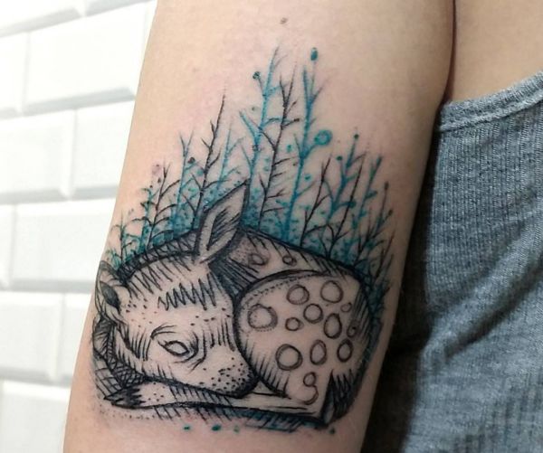 Jovem gazela na floresta tatuagem no braço 
