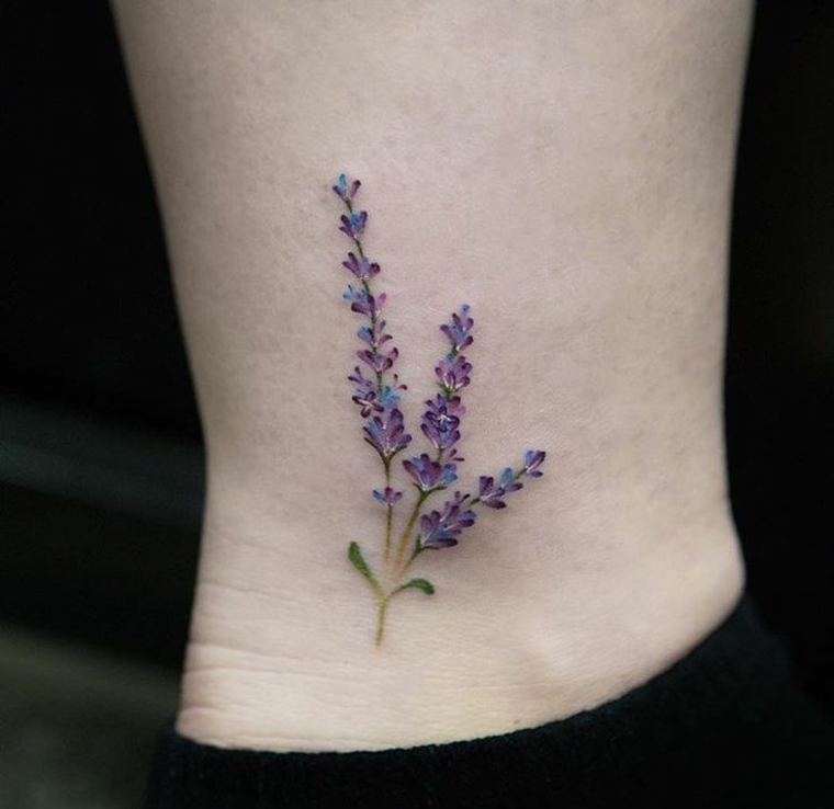 lindo pequeno tatu com flores 