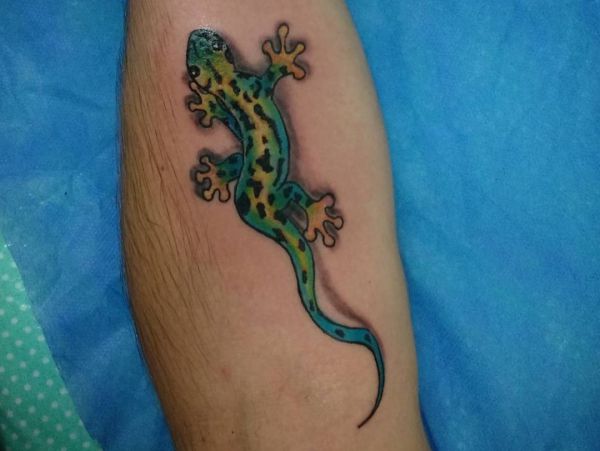Design de lagartos no braço 