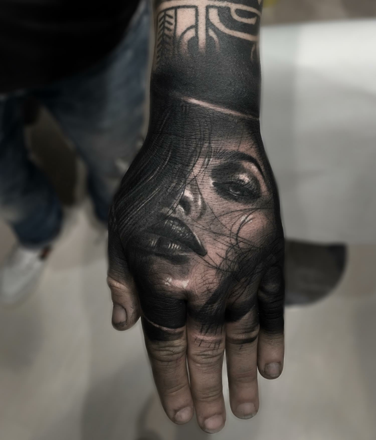 tatuagem-realista-mão-cara-design 