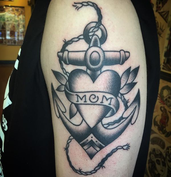 Anker Tattoo Family design no braço para homens 