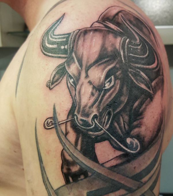 Desenho de tatuagem de touro louco no braço 