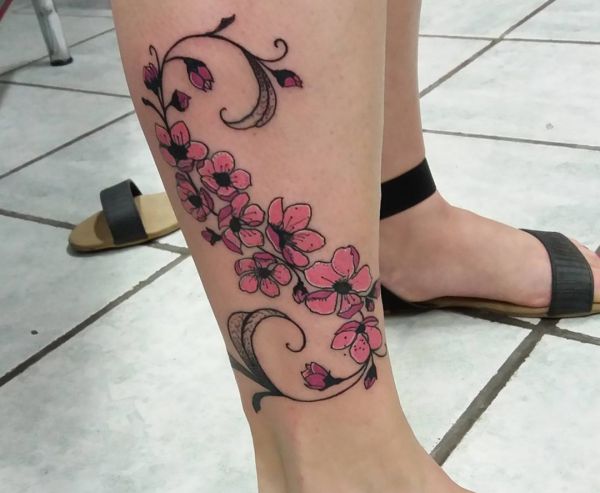 Tatuagem de flor de cerejeira na parte inferior da perna para mulheres 