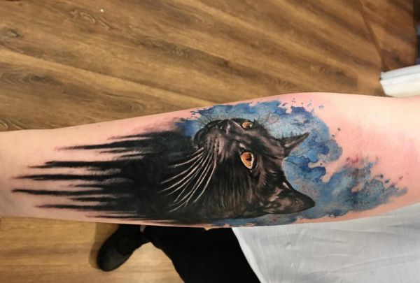 Cabeça de gato preto aquarela no antebraço 