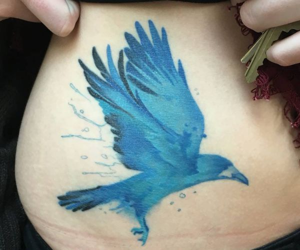 Páginas de tatuagem de corvo azul para mulher 