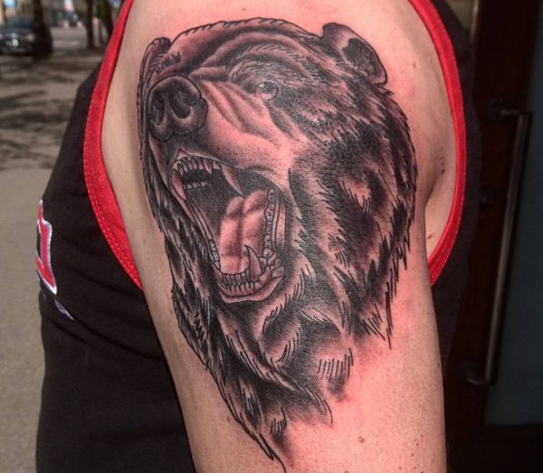 Design de urso no braço 