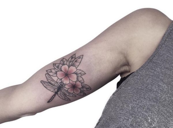 Libélula com flores Desenho de tatuagem no braço 