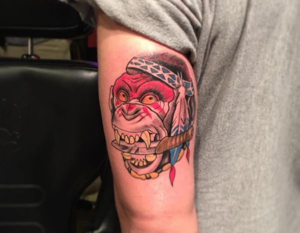 Design de cabeça de macaco de tatuagem no braço 