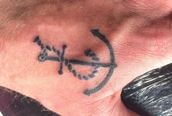 Tatuagem de âncora pequena na mão 