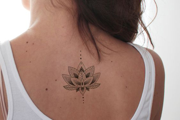 tatuagem de flor de lótus nas costas 