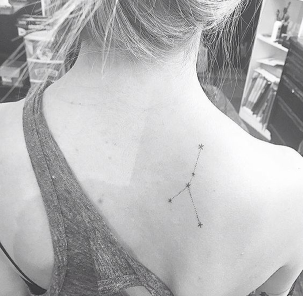 tatuagem de constelação nas costas 