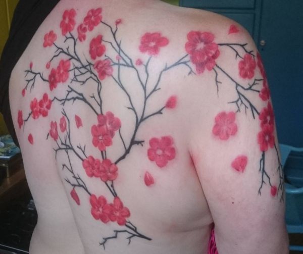 Design de tatuagem de flor de cerejeira nas costas 