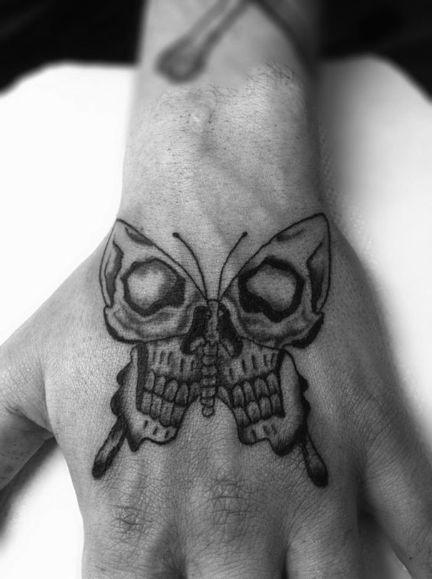 tatuagem de caveira na mão 