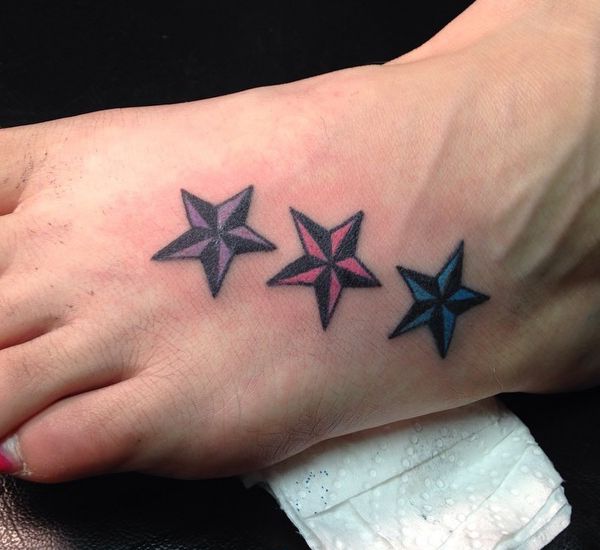 Polaris tatuagem no pé para as mulheres 