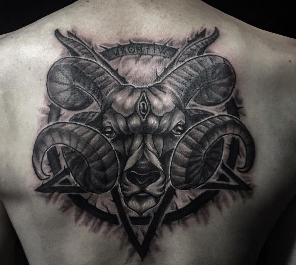 Pentagrama com tatuagem de cabra nas costas 